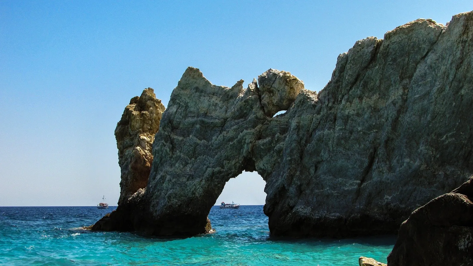 The stone arch at Lalaria beach